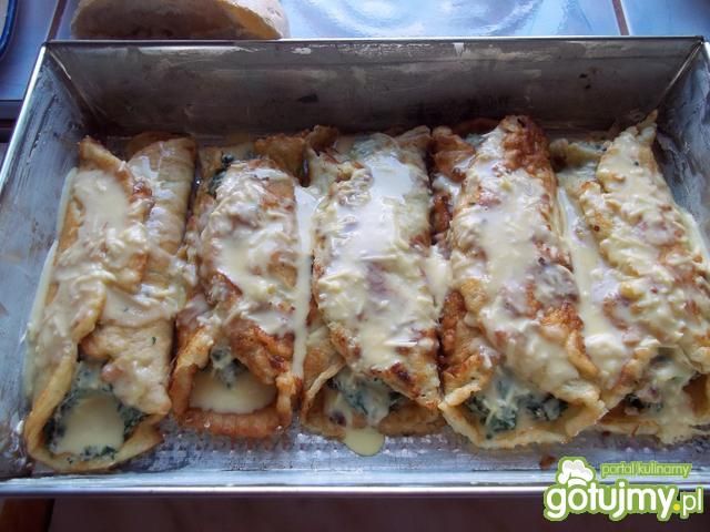 Naleśniki szpinakowe z sosem beszamel.