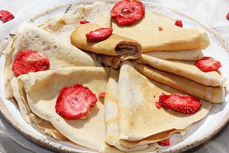 Naleśniki truskawkowe (ciasto z truskawkami) Naleśniki truskawkowe (ciasto z truskawkami)