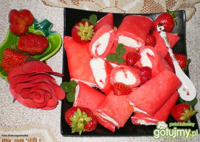 Naleśniki truskawkowe z białym serem i t