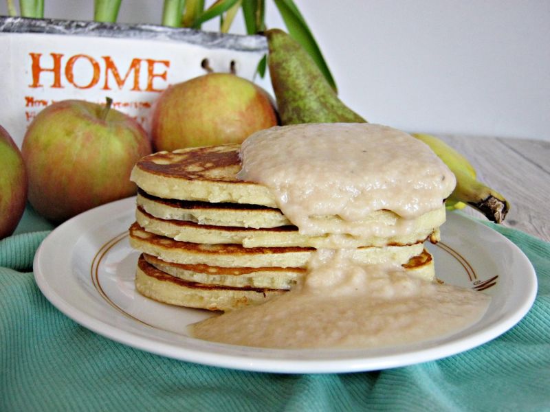 Naleśniki w kształcie serca z owocowym musem Naleśniki w kształcie serca z owocowym musem