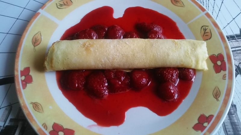 Naleśniki w sosie truskawkowym