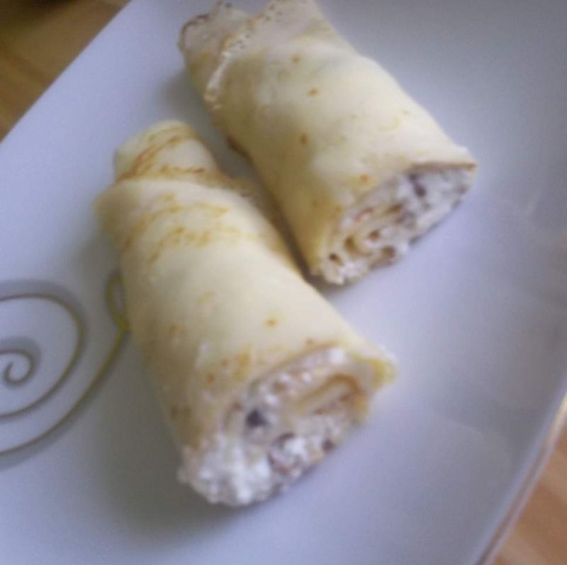 Naleśniki z białym serem, miodem i bakaliami