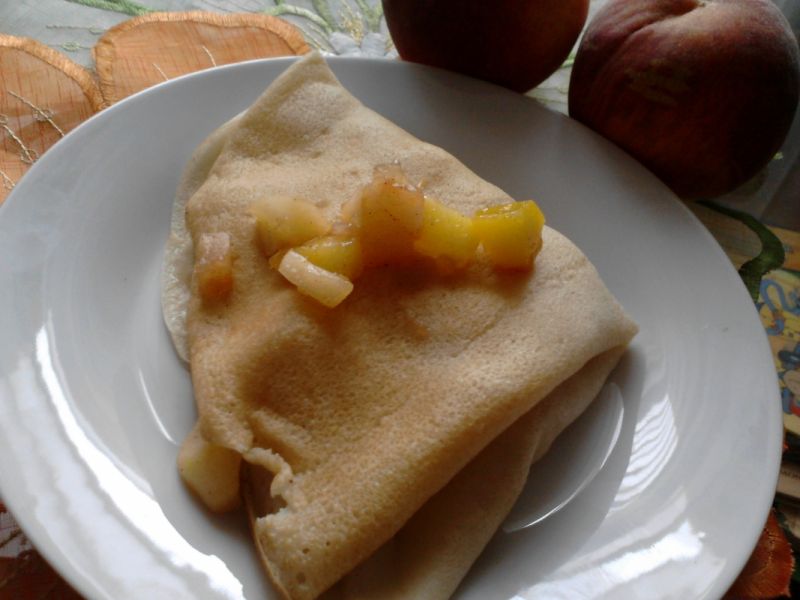 Naleśniki z brzoskwiniami i jabłkami  Naleśniki z brzoskwiniami i jabłkami