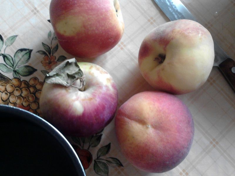 Naleśniki z brzoskwiniami i jabłkami 