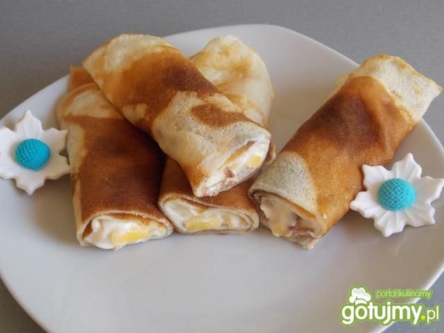 Naleśniki z brzoskwiniami i serkiem