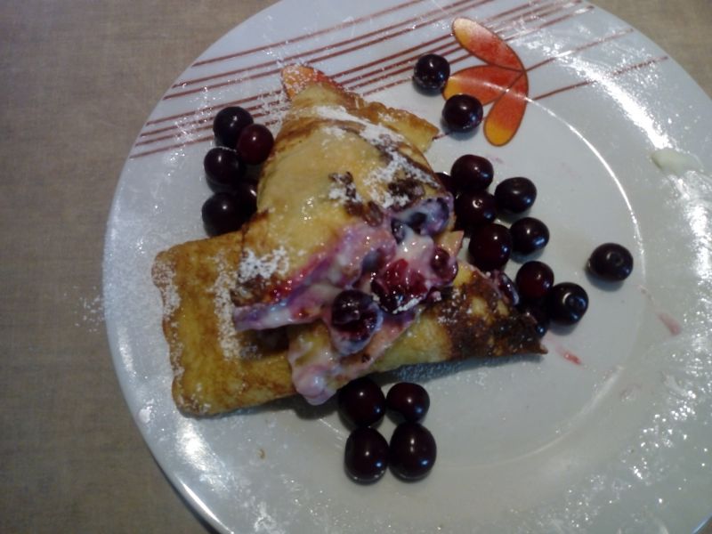 Naleśniki z budyniem i wiśniami