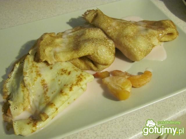 Naleśniki z cynamonem i owocami