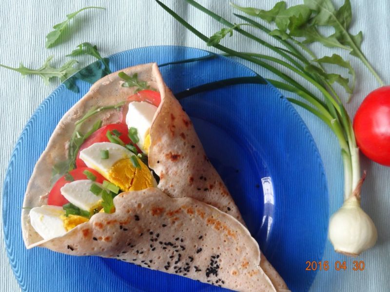 Naleśniki z czarnuszką i wiosenną sałatką Naleśniki z czarnuszką i wiosenną sałatką