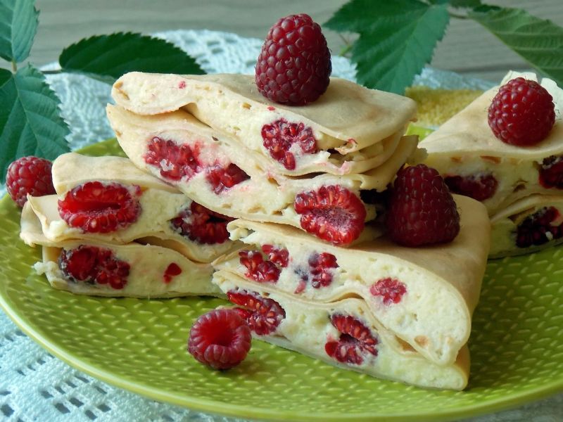 Naleśniki z czekoladową kaszą jaglaną i malinami Naleśniki z czekoladową kaszą jaglaną i malinami