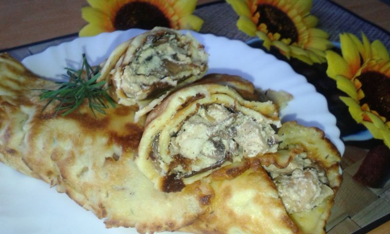 Naleśniki z drobiowo - grzybowym farszem Naleśniki z drobiowo - grzybowym farszem