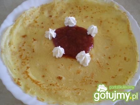Naleśniki z dżemem i bitą śmietaną 2