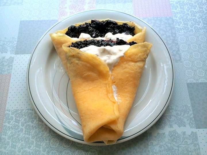 Naleśniki z dżemem i kwaśną śmietaną  Naleśniki z dżemem i kwaśną śmietaną