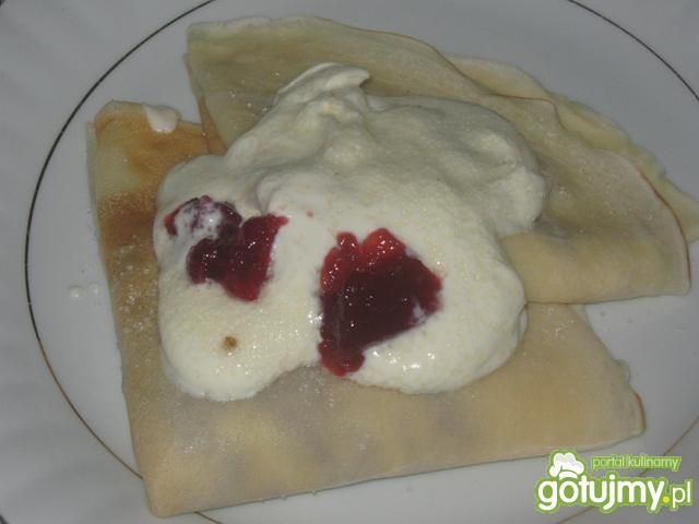 Naleśniki z dżemem i serkiem waniliowym