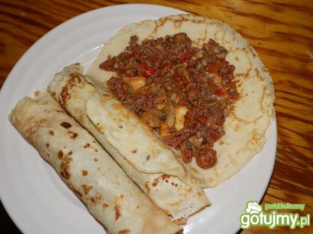 Naleśniki z farszem mięsno-warzywnym.