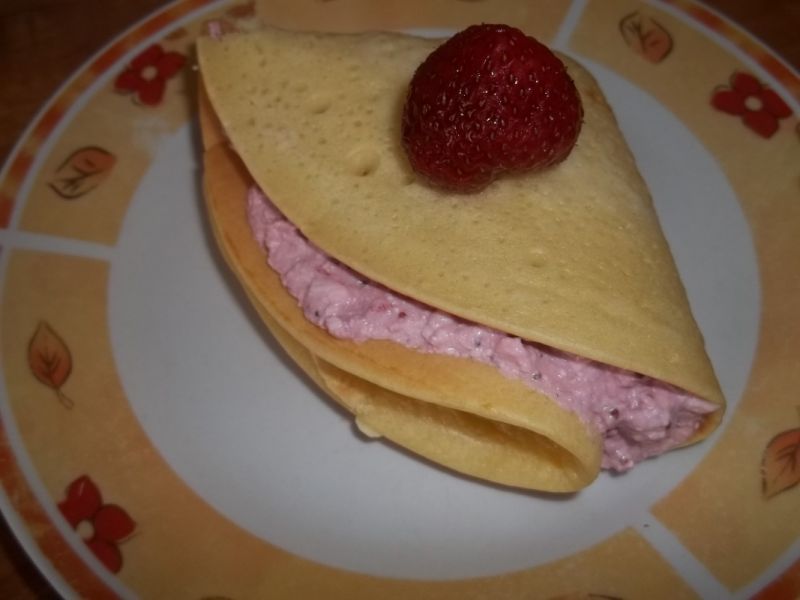 Naleśniki z farszem serowo truskawkowym Naleśniki z farszem serowo truskawkowym