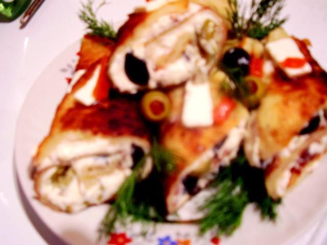 Naleśniki z fetą i oliwkami  Naleśniki z fetą i oliwkami