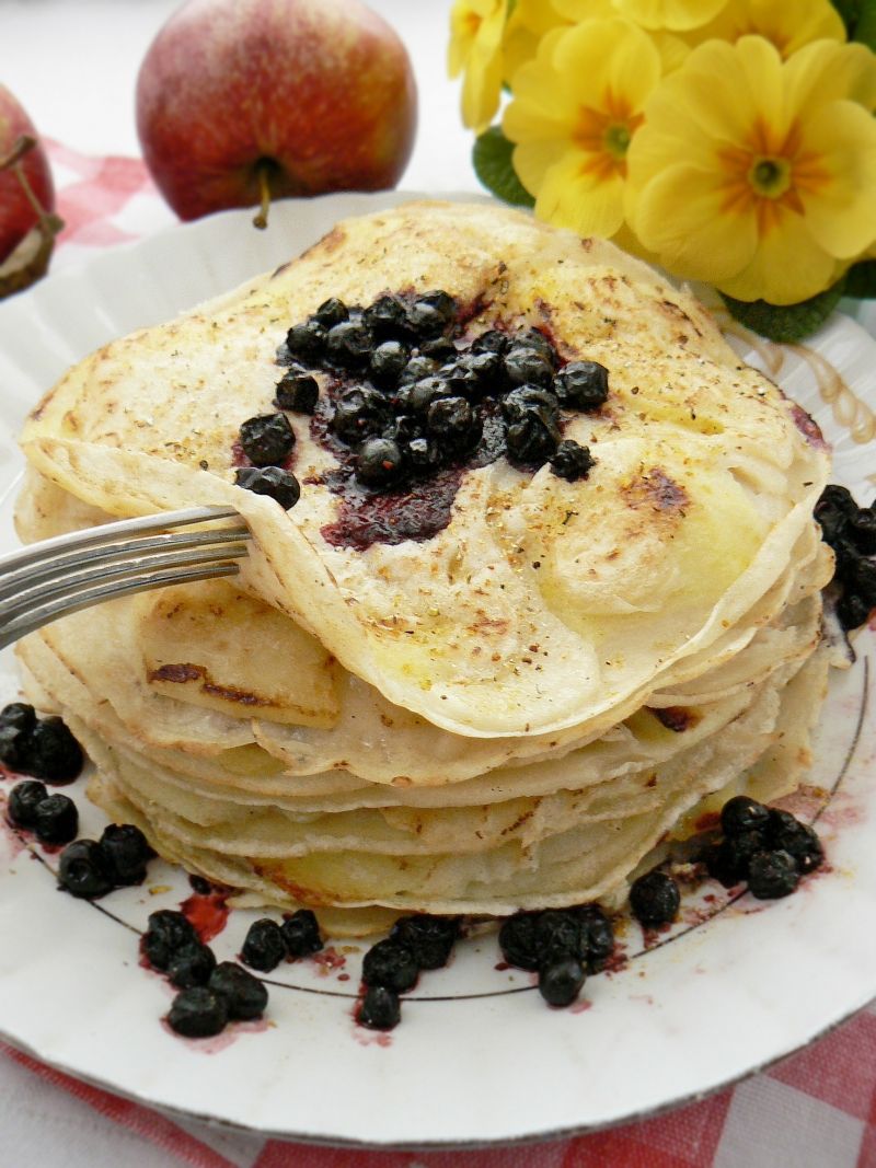 Naleśniki z jabłkami i jagodami 