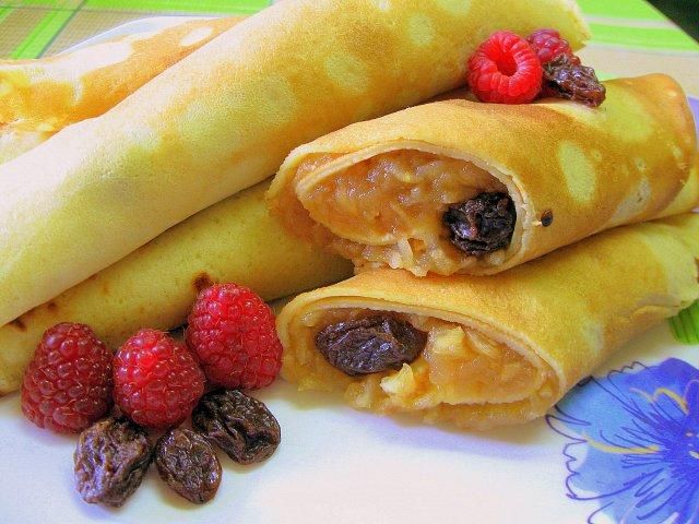 Naleśniki z jabłkami i rodzynkami Naleśniki z jabłkami i rodzynkami