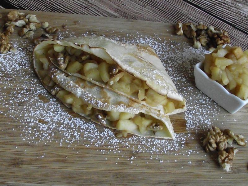 Naleśniki z jabłkami z cynamonem i orzechami Naleśniki z jabłkami z cynamonem i orzechami