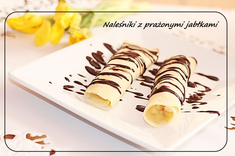 Naleśniki z jabłkiem prażonym , polane czekoladą  Naleśniki z jabłkiem prażonym , polane czekoladą