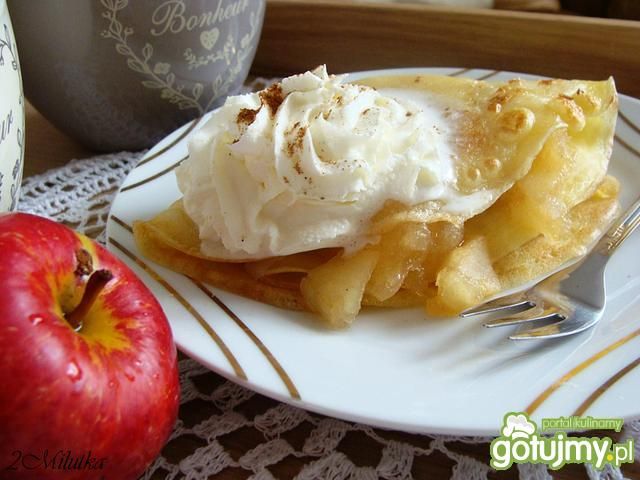 Naleśniki z jabłuszkiem i bitą śmietaną  Naleśniki z jabłuszkiem i bitą śmietaną