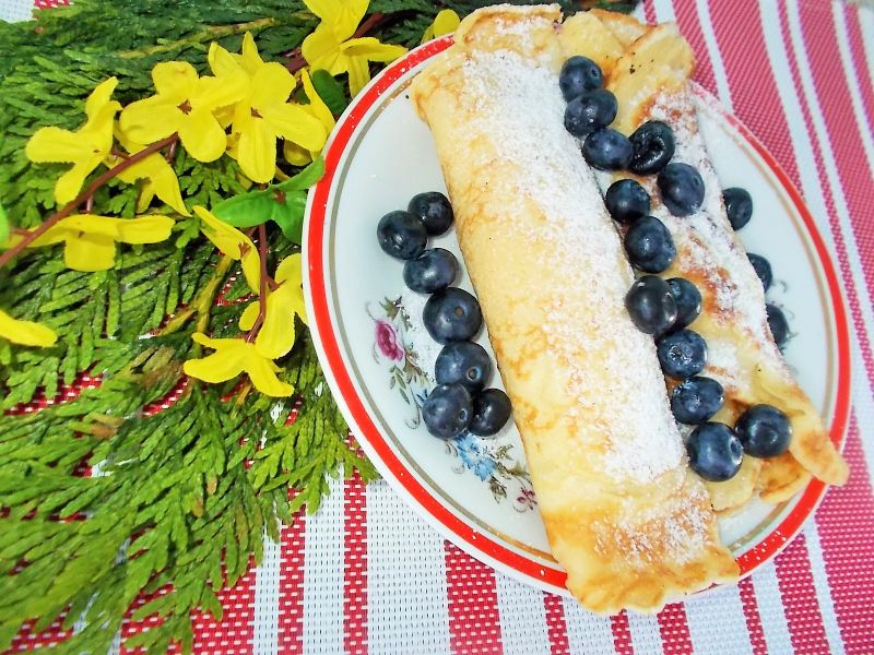 Naleśniki z jagodami i jabłkiem