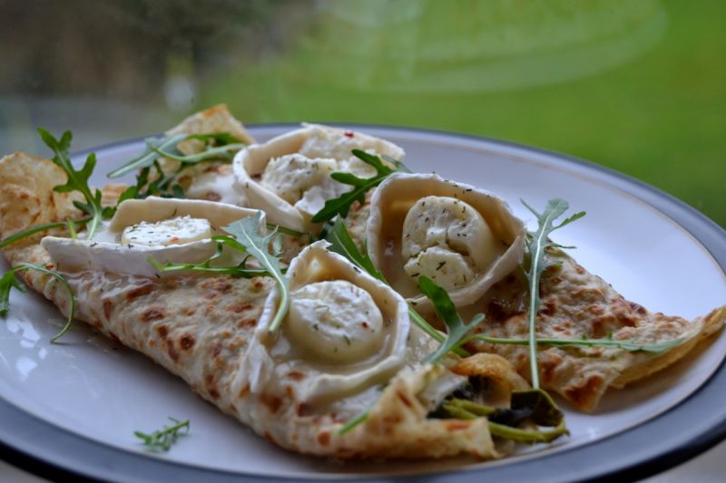 Naleśniki z jarmużem i kozim serkiem  