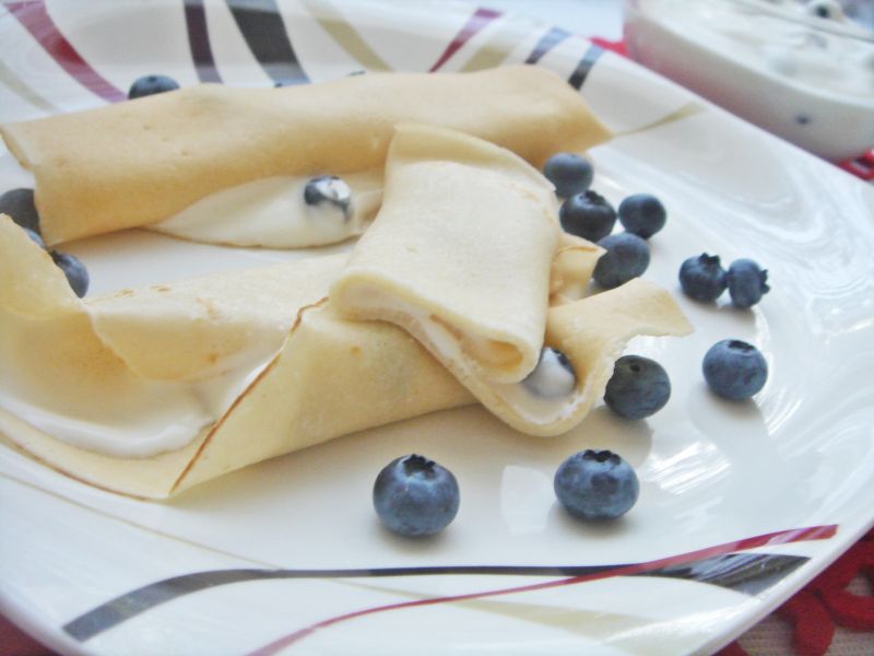 Naleśniki z jogurtem greckim i borówkami