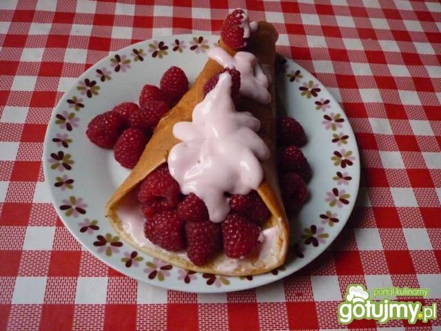 Naleśniki z jogurtem i malinami Naleśniki z jogurtem i malinami