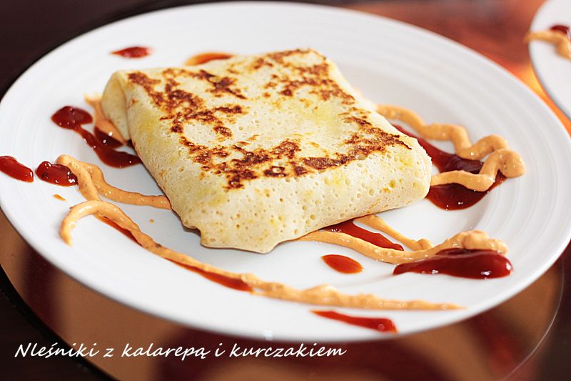 Naleśniki z kalarepą i kurczakiem