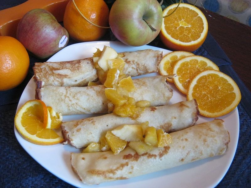 Naleśniki z karmelizowanymi jabłkami i pomarańczą 