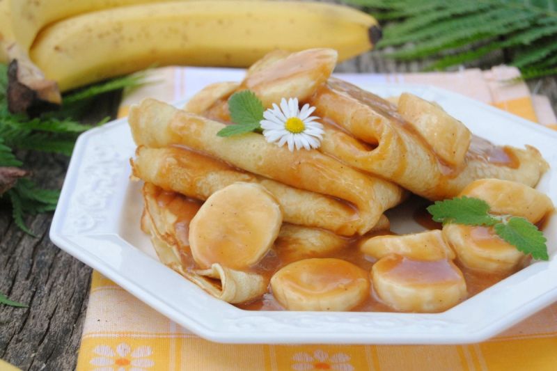 Naleśniki z karmelowym sosem i bananami Naleśniki z karmelowym sosem i bananami