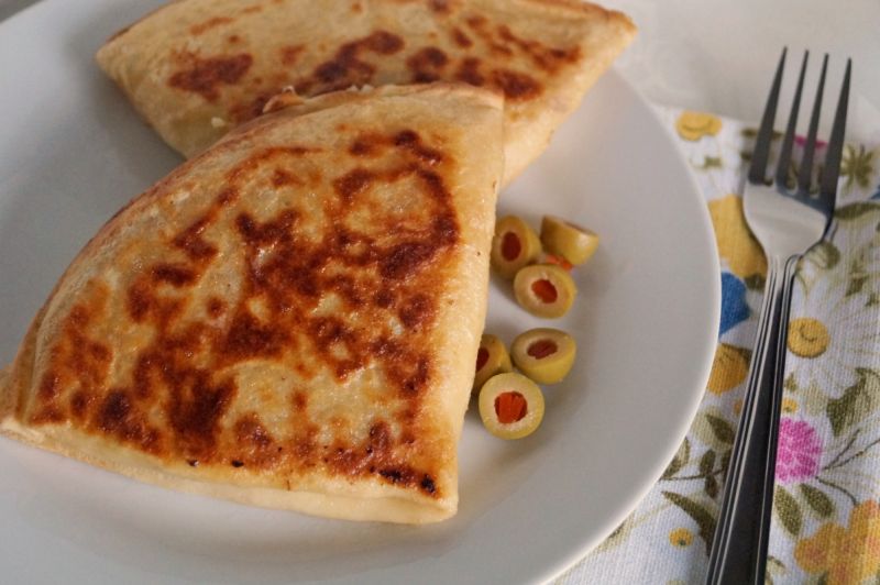 Naleśniki z kaszą bulgur, fetą i oliwkami 