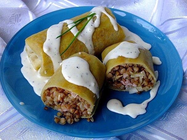 Naleśniki z kaszą gryczaną i sosem czosnkowym