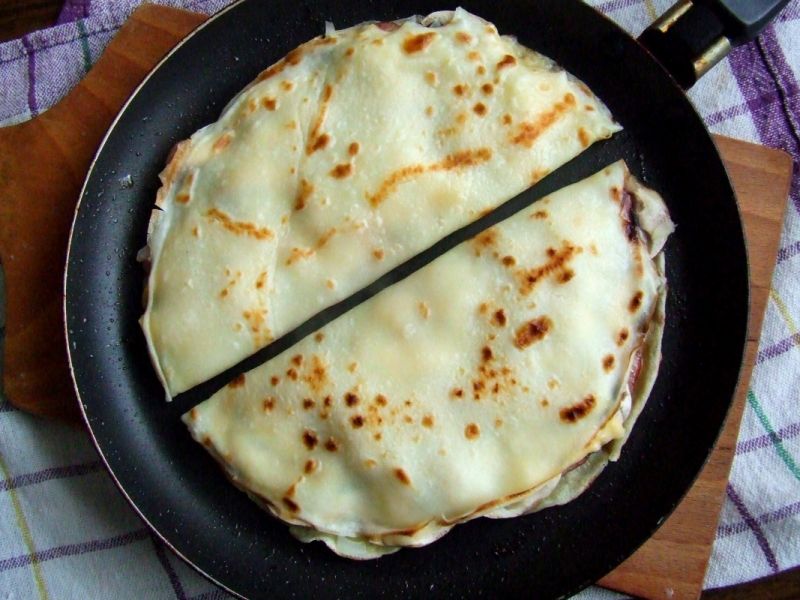 Naleśniki z kiełbasą i pieczarkami Naleśniki z kiełbasą i pieczarkami