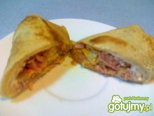 Naleśniki z kiełbaską na serku topionym  Naleśniki z kiełbaską na serku topionym