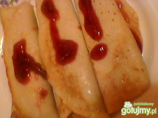 Naleśniki z konfiturą z dzikiej róży.