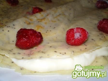 Naleśniki z kremem i malinami