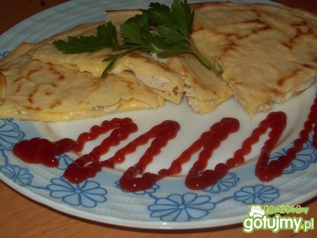 Naleśniki z kurczakiem i serem.