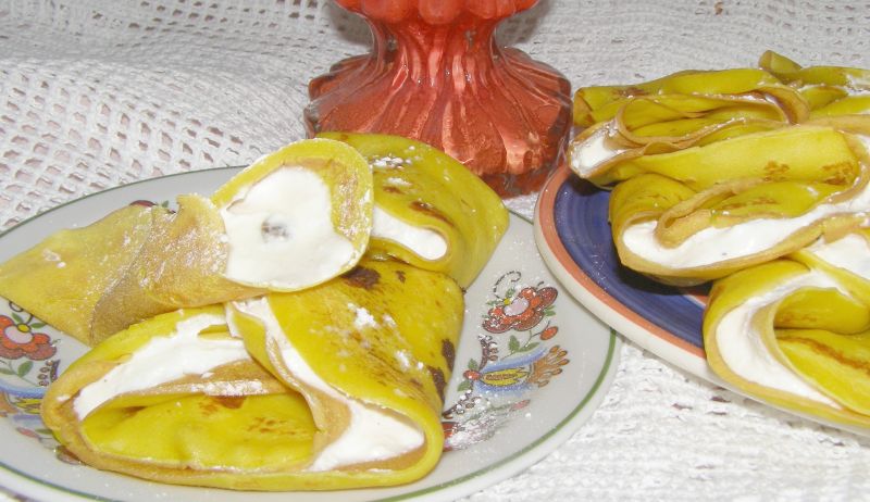 Naleśniki z kurkumą z twarogiem,rodzynkami Naleśniki z kurkumą z twarogiem,rodzynkami