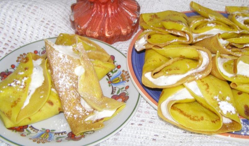 Naleśniki z kurkumą z twarogiem,rodzynkami Naleśniki z kurkumą z twarogiem,rodzynkami