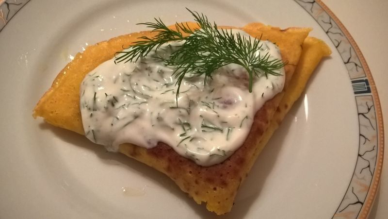 Naleśniki z łososiem i jarmużem