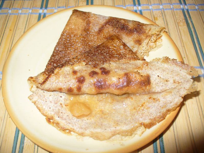 Naleśniki z mąki gryczanej z jabłkowym dżemem