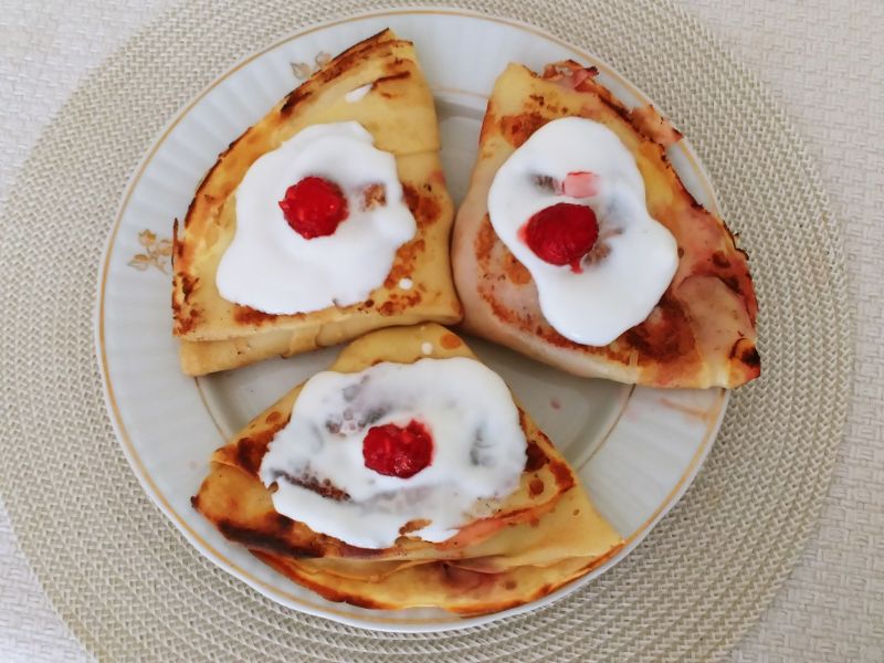 Naleśniki z malinami i bananem