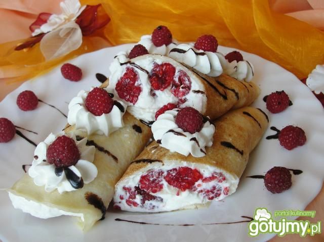 Naleśniki z malinami i bitą śmietaną Naleśniki z malinami i bitą śmietaną