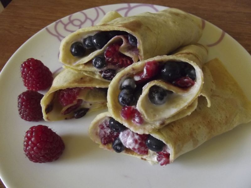 Naleśniki z malinami i jagodami