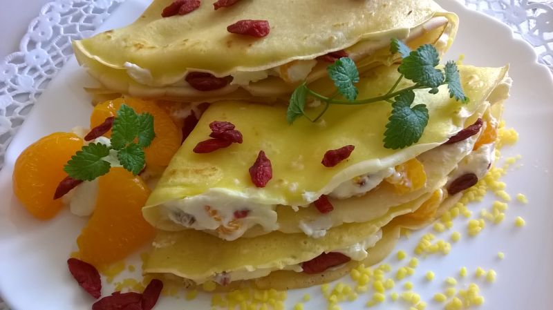 Naleśniki z mandarynkami i owocami goji Naleśniki z mandarynkami i owocami goji