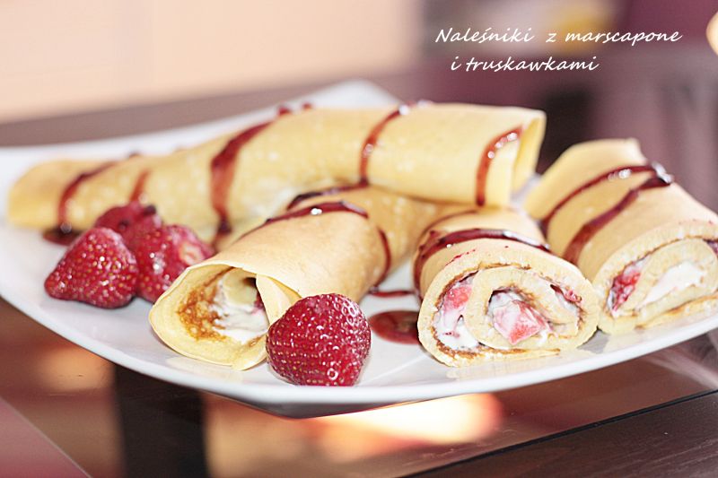 Naleśniki z mascarpone i truskawkami . Naleśniki z mascarpone i truskawkami .
