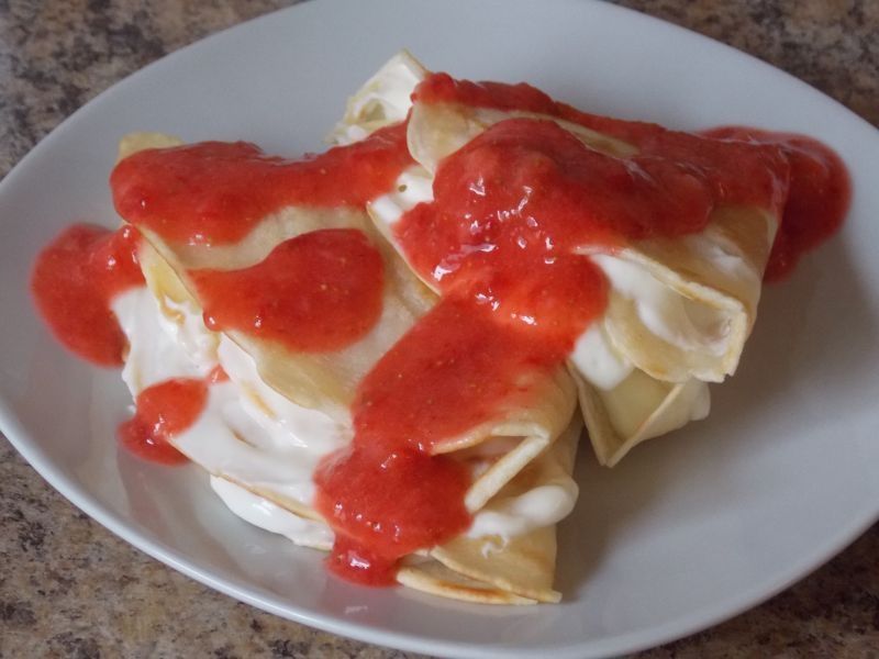 Naleśniki z mascarpone oblane musem truskawkowym