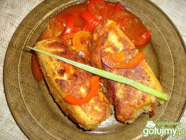 Naleśniki z mięsem i sosem paprykowym